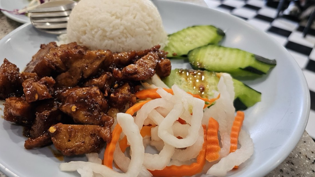 Caramel pan-fried soy protein rice plate with cucumber and pickled vegetables